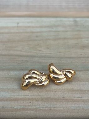 Trifari Shiny Gold Sculpted Clip-On Earrings Vintage 70’s-90’s Classic Costume